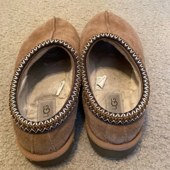 Ugg Clogs. Sz. 9 - Picture 3 of 5